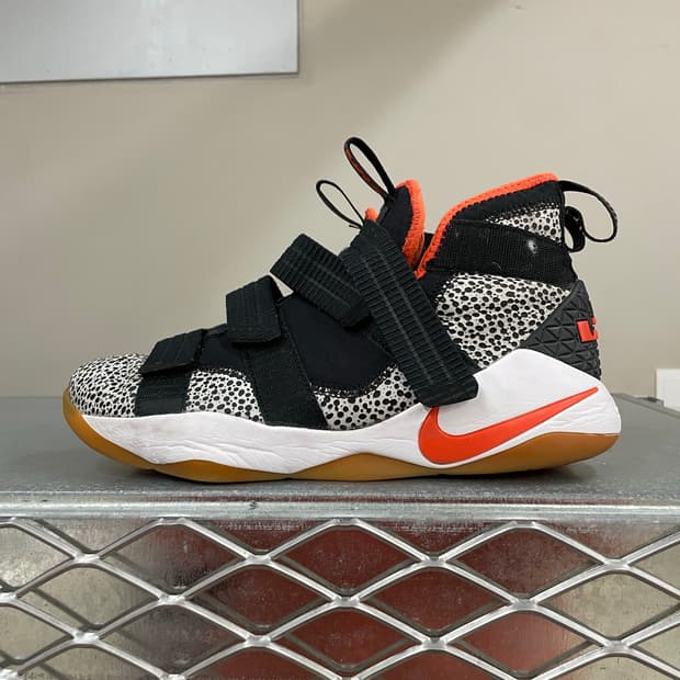 나이키 르브론 줌 솔져 11 사파리 285