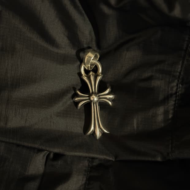 크롬하츠 스몰 크로스 with 베일 펜던트