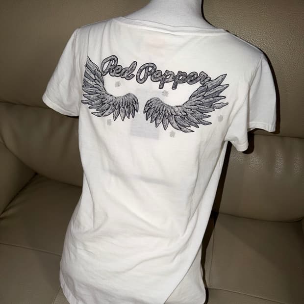 Red pepper back wings detail top