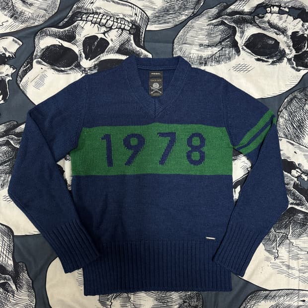 디젤 브이넥 버진울 니트  S사이즈