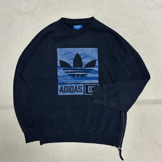 아디다스 스트릿 그래픽 크루넥 맨투맨