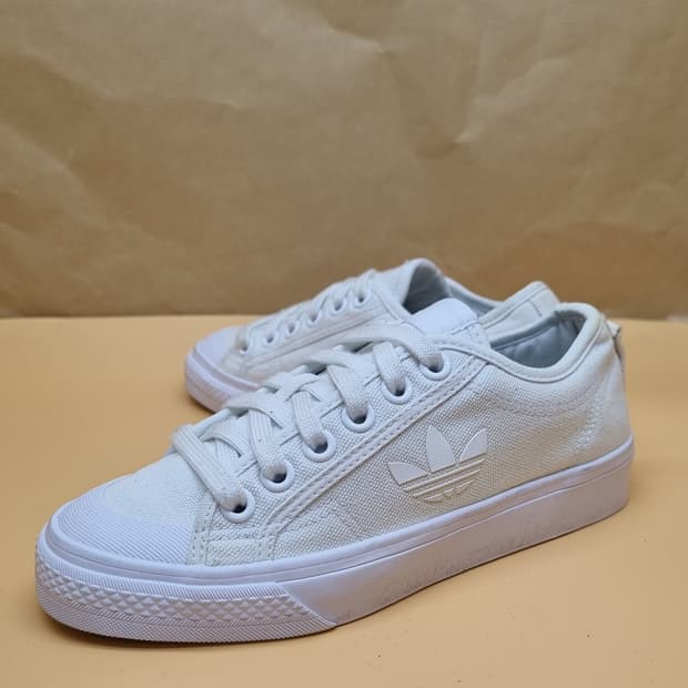 아디다스 니짜 트레포일. 스니커즈 220