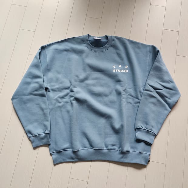 새상품 아이앱스튜디오 크루넥 맨투맨 스카이블루 XL