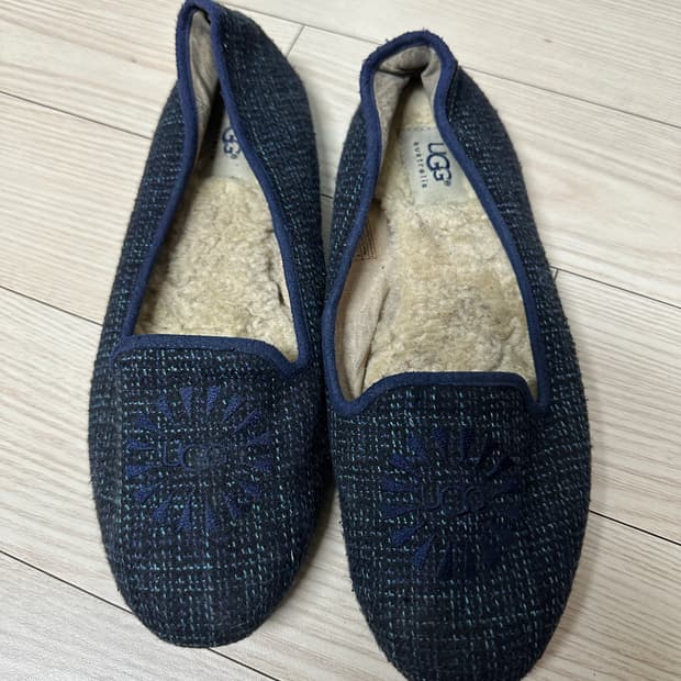 UGG 어그 정품 네이비 플랫슈즈  털단화 245-250