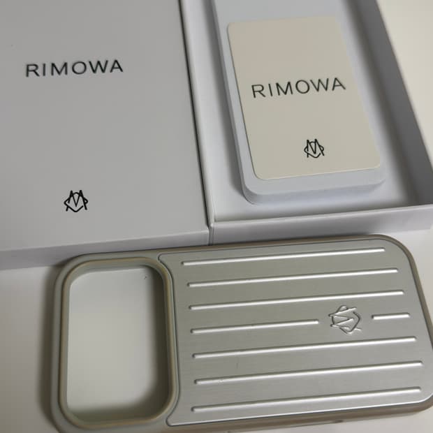 정품 리모와 아이폰17프로 실버 케이스