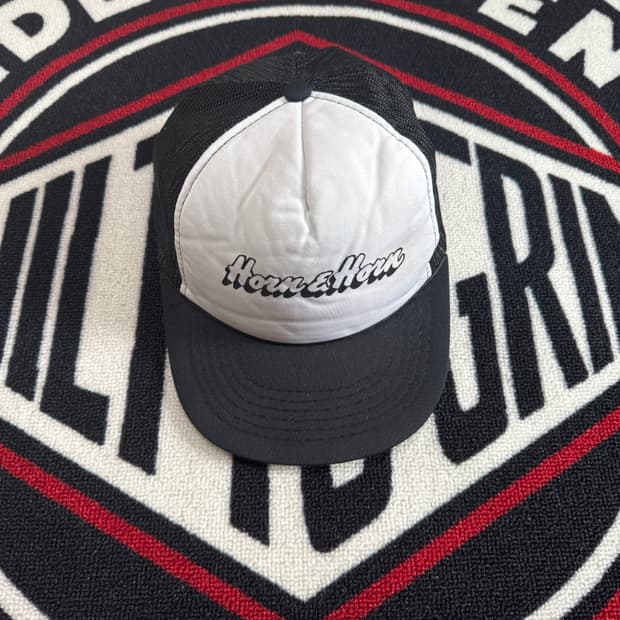 혼 앤 혼 메쉬 폼 트러커 로프 스냅백 캡 화이트 앤 블랙