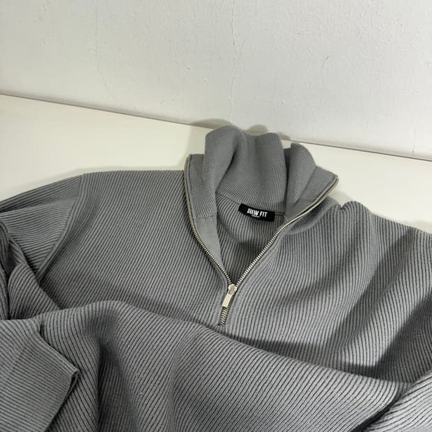 M 100 드로우핏 그레이 루즈오버핏 반집업 폴라니트