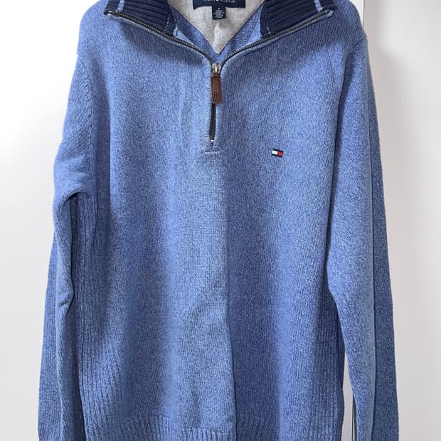 타미힐피거 블루 하프집업 니트