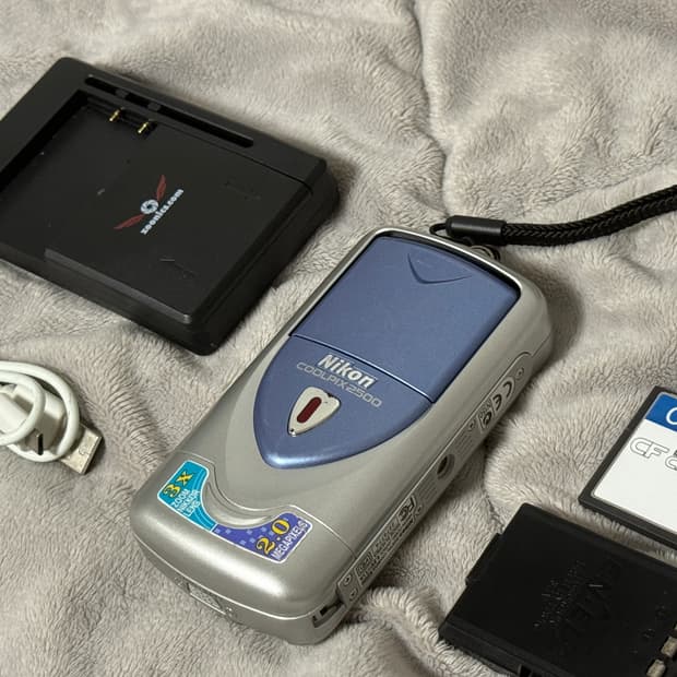 니콘 쿨픽스 Coolpix 2500 (황조지 디카)