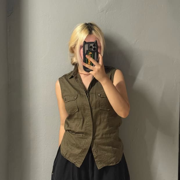 pocket detail sleeveless shirt