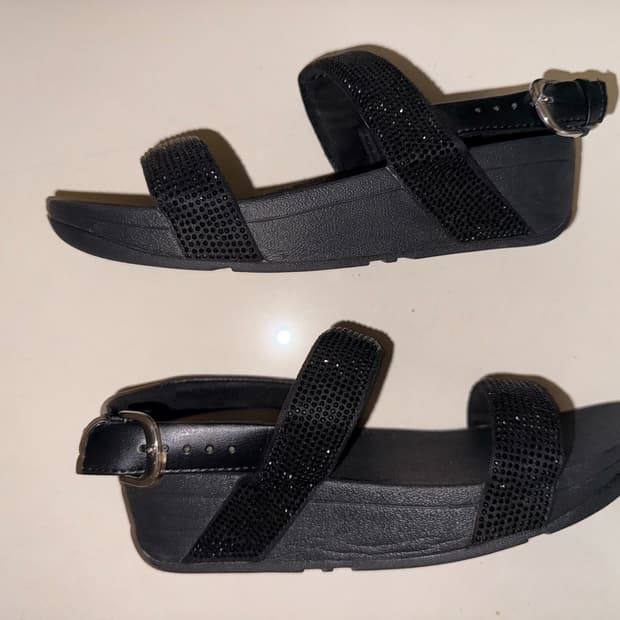 핏플랍(FitFlop) 블랙 크리스탈 샌들 통굽