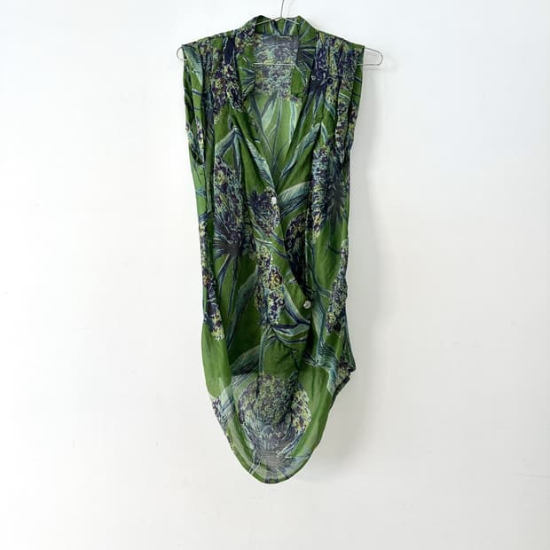 Grass drape sleeveless blouse