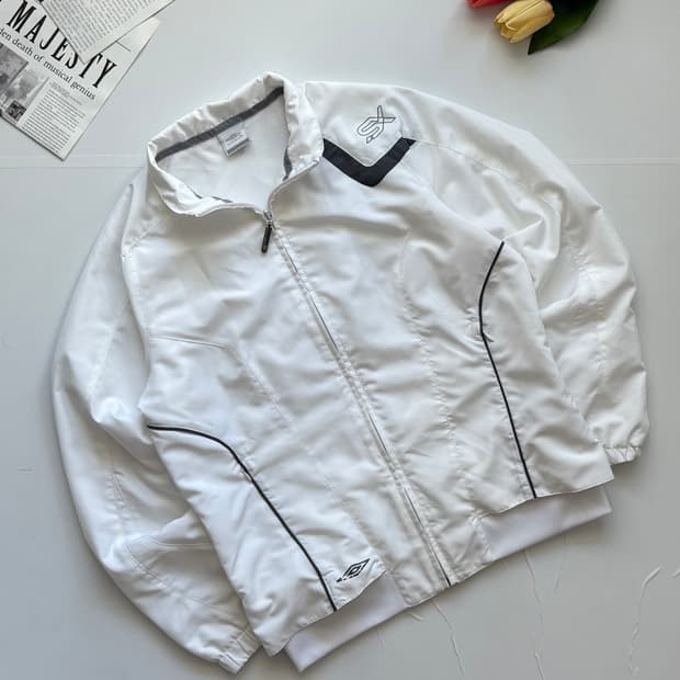 엄브로 화이트 바람막이