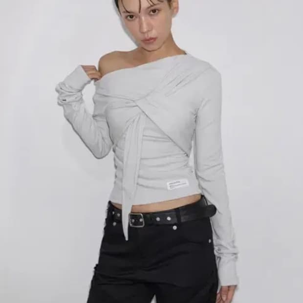 (새상품) 이네기 드레이프 타이 롱슬리브 탑 더스티 베이지