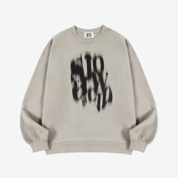 슬로우애시드 블러리 로고 스웨트셔츠 웜그레이 