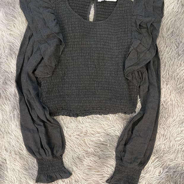 자라 스모크 셔링 긴팔 크롭 블라우스 차콜