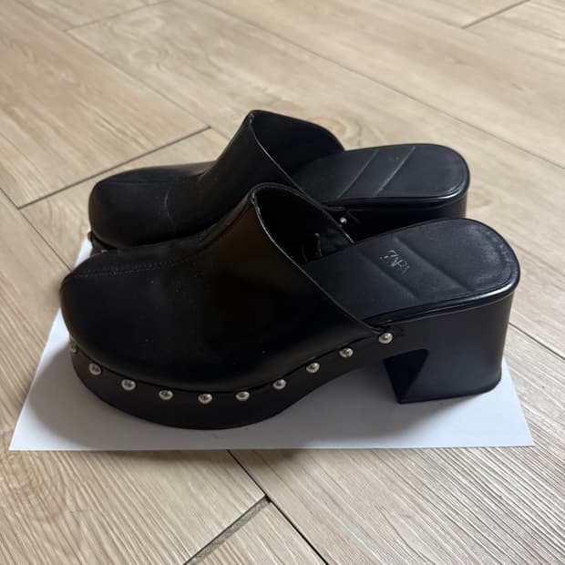 Zara 스터드 통굽 뮬