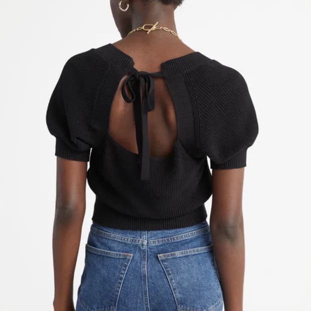 앤아더스토리즈 블랙 백리본 퍼프 반팔 니트