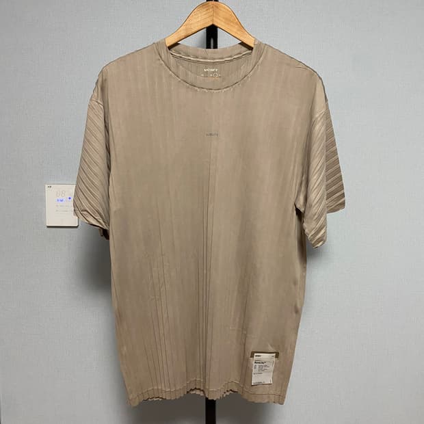 [L] 새티스파이 아우라라이트 플리츠 티셔츠 미네랄 듄