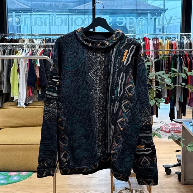 쿠지 블랙 패턴 케이블 울 니트 