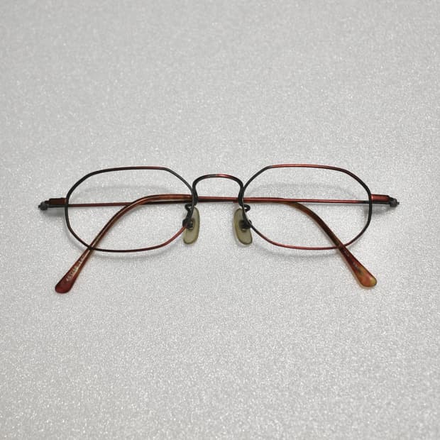 검붉은색 얇은 테 안경