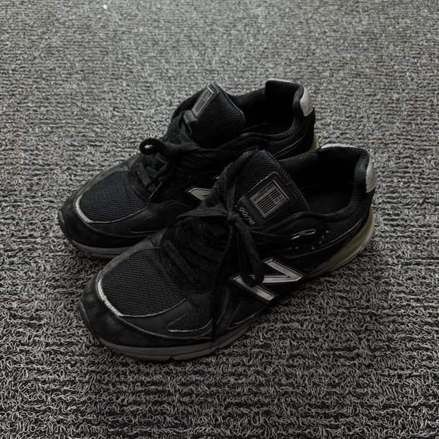 뉴발란스 990 V4 블랙 실버 스니커즈 1079