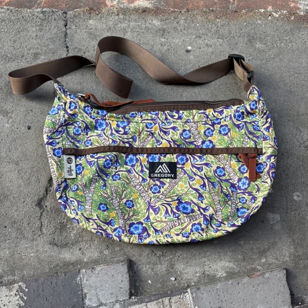 Gregory 그레고리 플라워 패턴 크로스백 가방