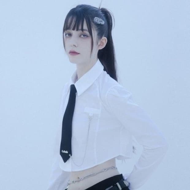 클럿스튜디오 넥타이 체인 크롭 셔츠