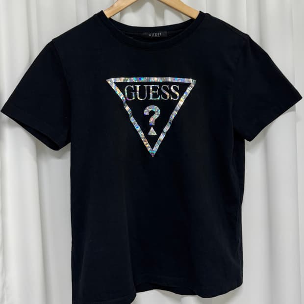 게스 홀로그램 블랙 반팔티 GUESS