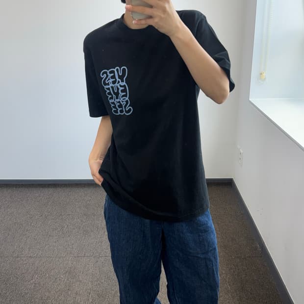 Yeseyesee 예스아이씨 백 로고 블랙 반팔 