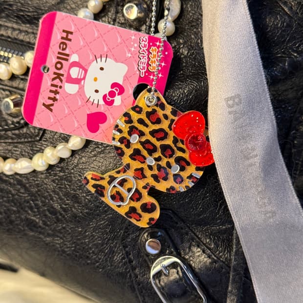 [새상품] 2013 고전 헬로키티 호피 글리터 슬라이드 거울 키링