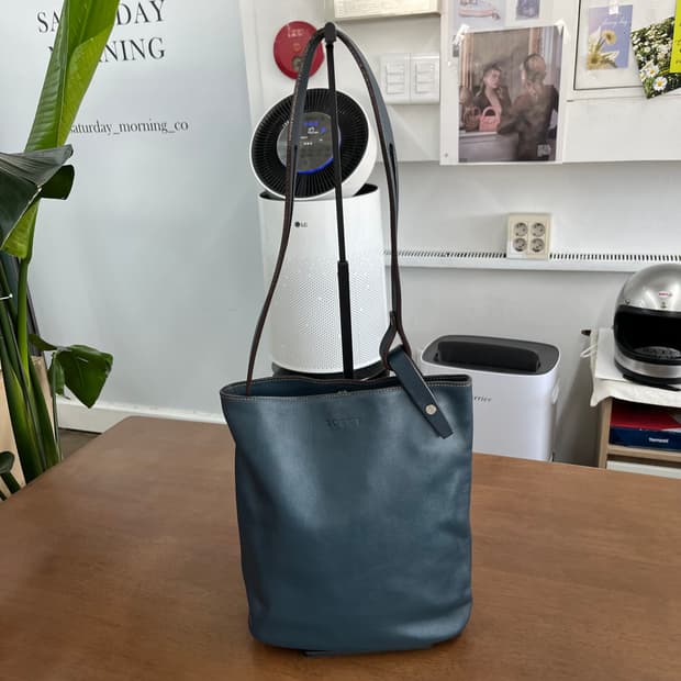 로에베 레더 숄더백