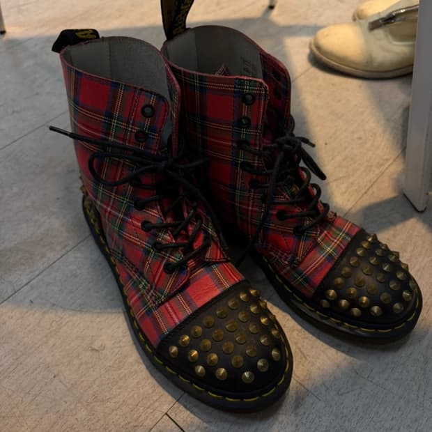 닥터마틴 타탄 체크 스터드 부츠 39