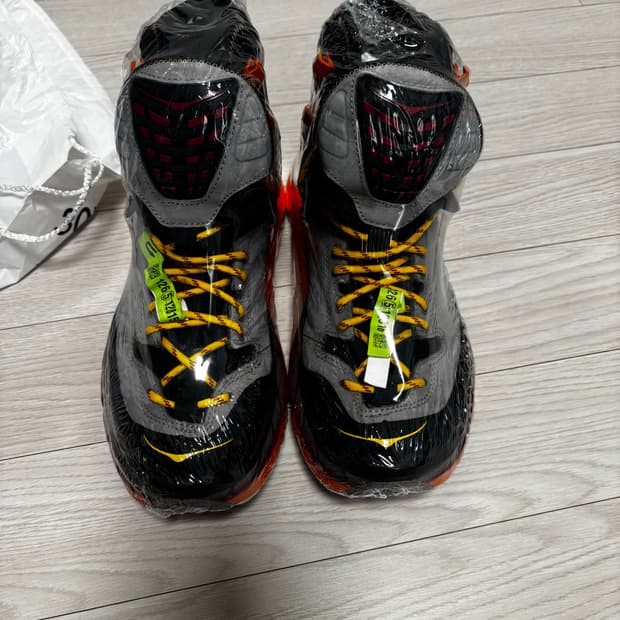 호카 토르 울트라 하이 블랙 칠리 페퍼 260