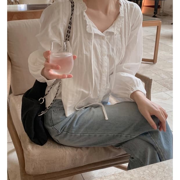 프렌치오브 버넷 리본 스트랩 핀턱 프릴 블라우스