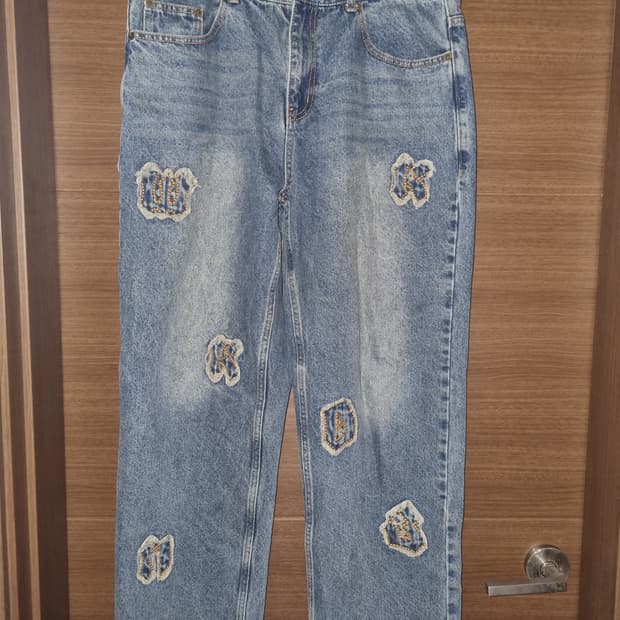위캔더스 APPLIQUE DENIM PANTS (DENIM)