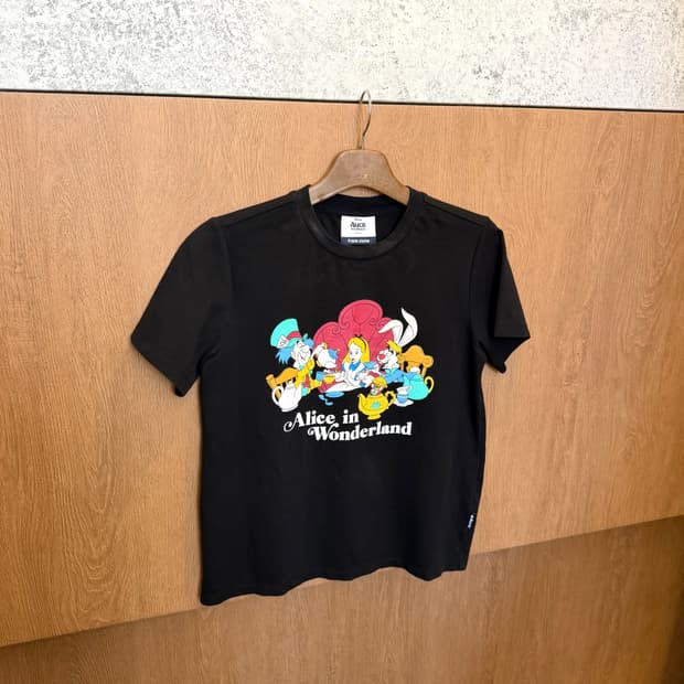 프랭크 스톤 x 디즈니 반팔 티셔츠 앨리스 프린팅 디테일 블랙