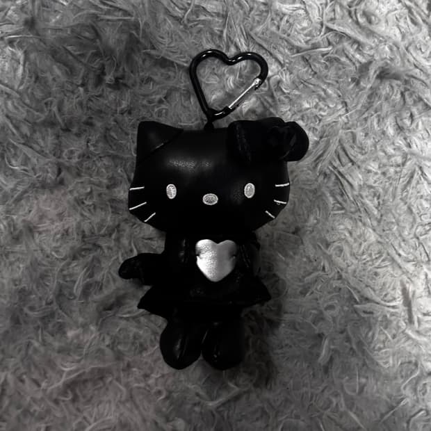 헬로키티 인조가죽 엔젤 마스코트 키링 블랙