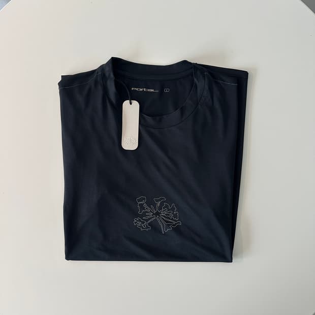 portal lateral peak t-shirt black beauty