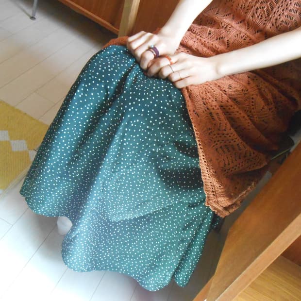 뮤트 그린 도트 플레어 스커트