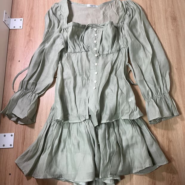 라이트 카키 블라우스 스커트 투피스