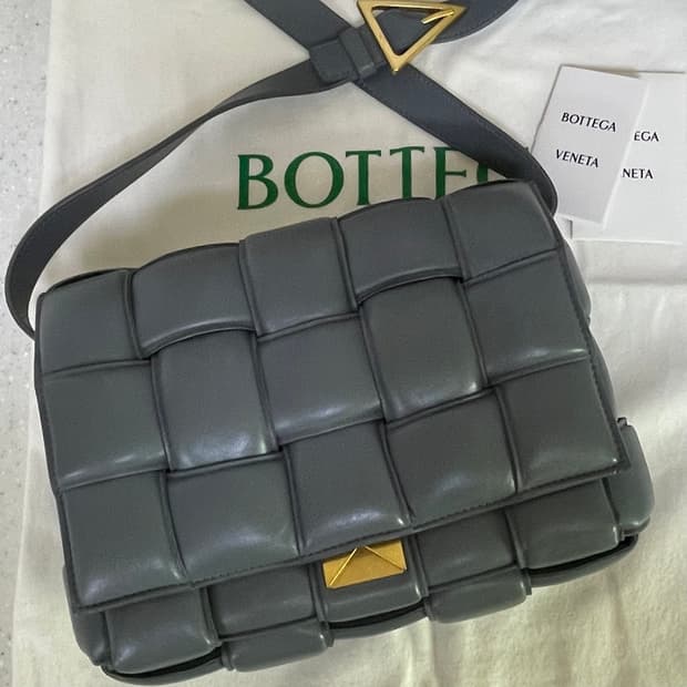 보테가베네타 패디드 카세트백(썬더)