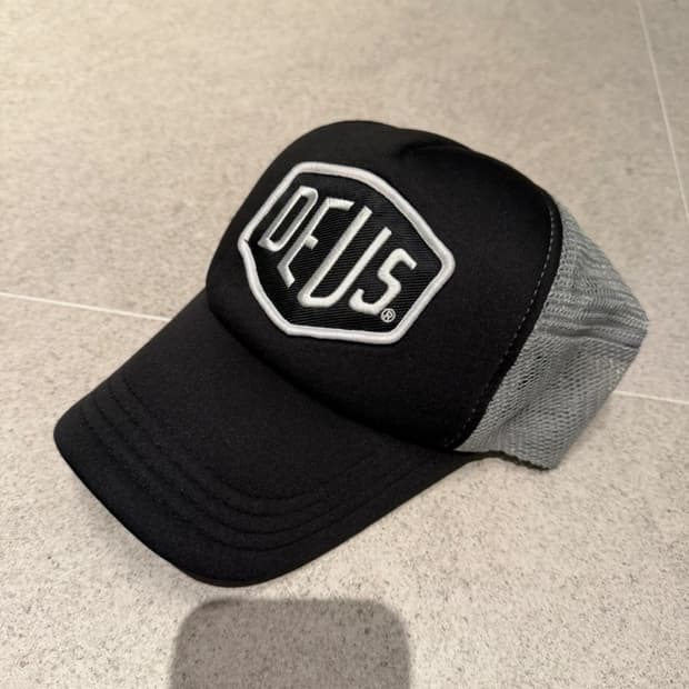 데우스 엑스 마키나 트러커캡