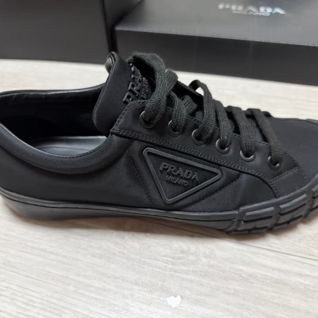     프라다 나일론 개버딘 트라이앵글 로고 스니커즈