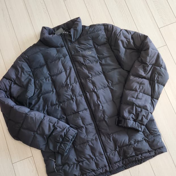 아이더 경량 구스다운패딩 사이즈100(L)

여기저기 사용감 있어서 싸게