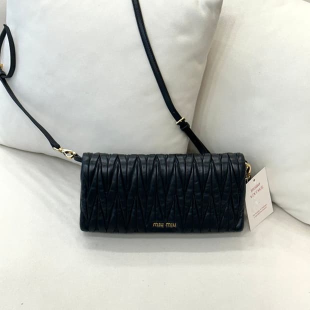 미우미우 마틀라쎄 플랩 크로스백 (정품)
