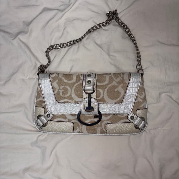 게스 베이지 로고 버클 체인백