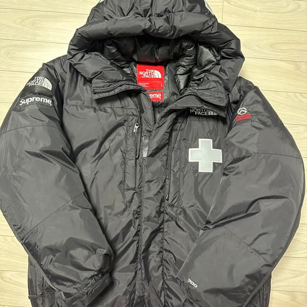 슈프림 x 노스페이스 써밋 패딩 L사이즈