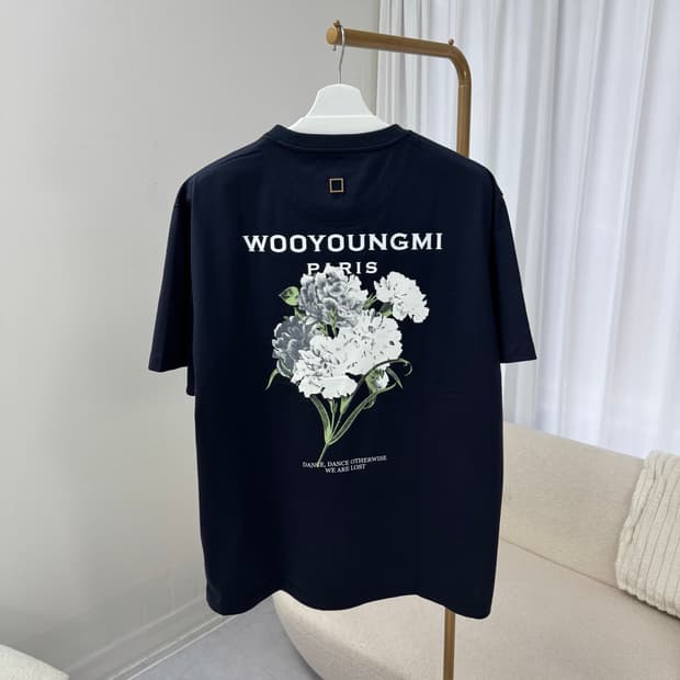(당일출고) 우영미 플라워 프린트 백로고 반팔 티셔츠 네이비