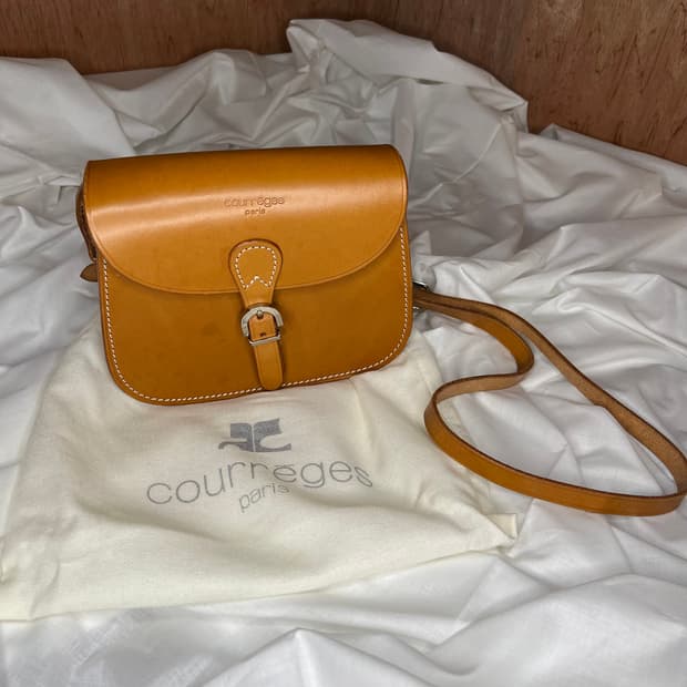 꾸레쥬 레더 숄더백 (탠 브라운)